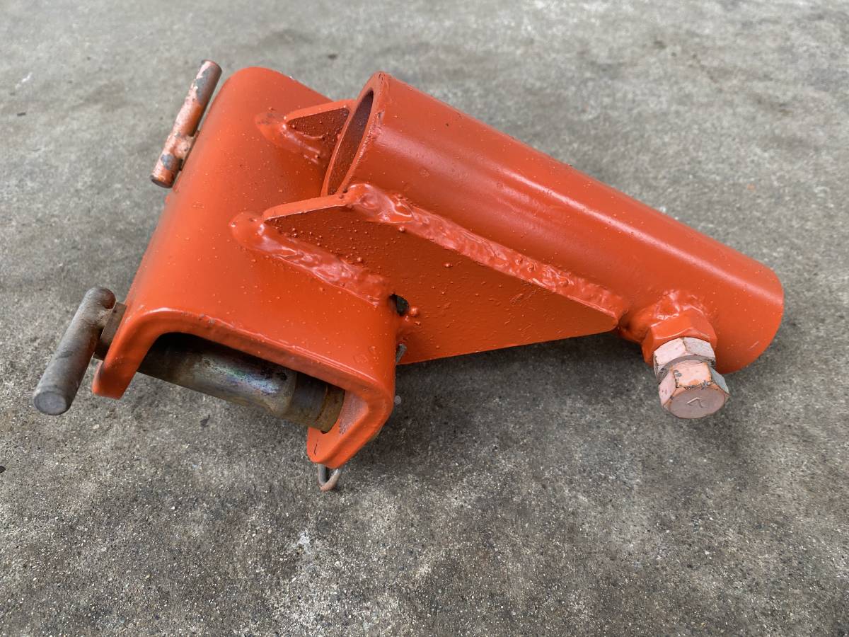 クボタ 中古 培土器金具 トラクターパーツ 培土ヒッチ 取付金具 ブラケット クボタトラクターL2201DTより取り外し_1