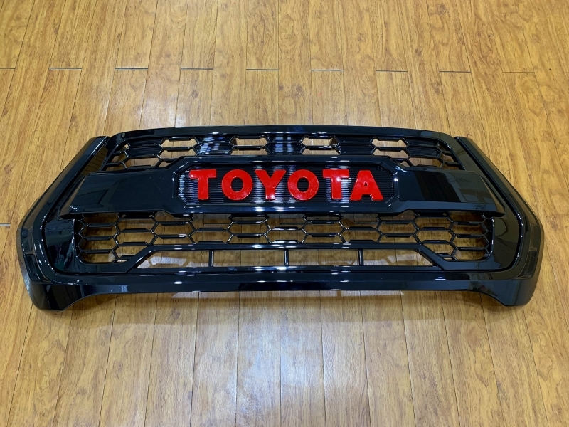 TOYOTA HILUX REVO フロントグリル レッド 赤ロゴ 社外フロントグリル