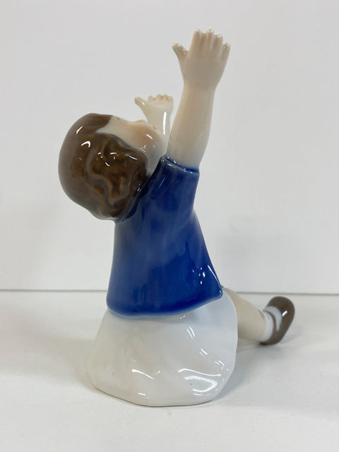 ロイヤルコペンハーゲン ☆ 「両手をあげる少女」 ☆ フィギュリン 高