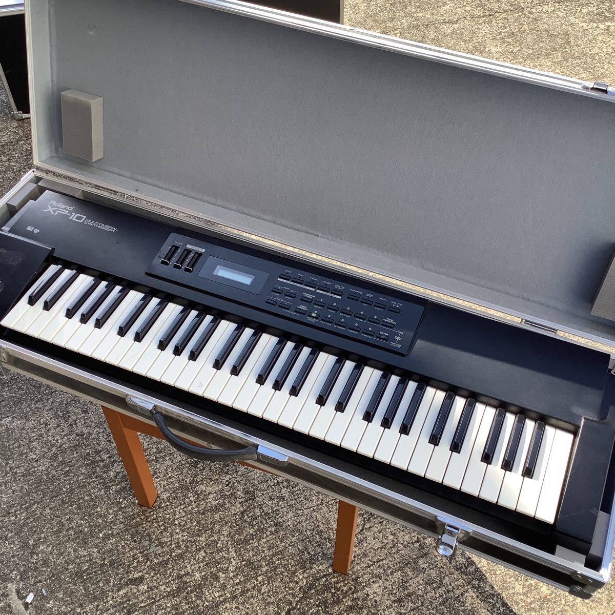 ② Roland ローランド シンセサイザー XP-10 通電確認済み キズあり