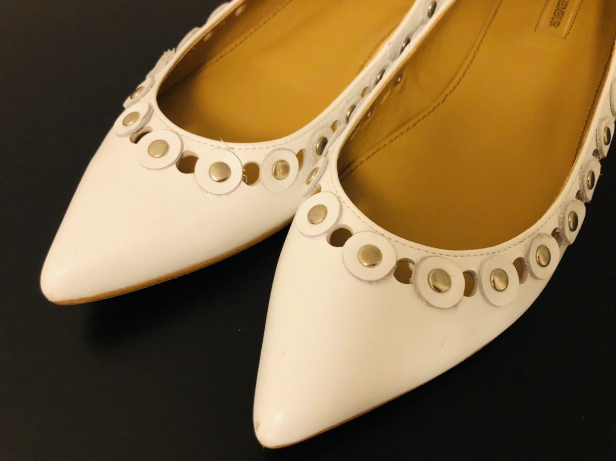 Chembur チェンバー スタッズパンプス フラットパンプス バーニーズニューヨーク エストネーション アローズ 38 24 5 白 靴 売買されたオークション情報 Yahooの商品情報をアーカイブ公開 オークファン Aucfan Com