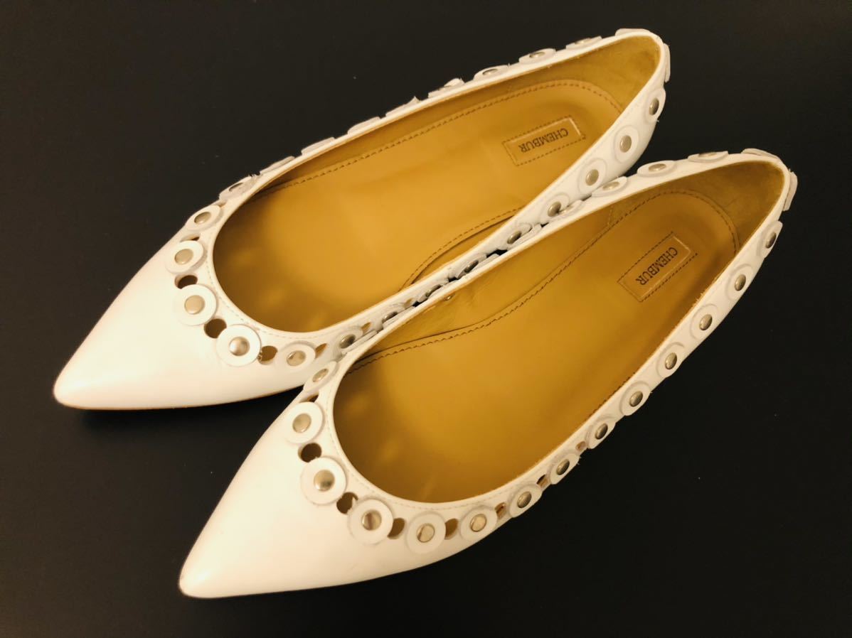 Chembur チェンバー スタッズパンプス フラットパンプス バーニーズニューヨーク エストネーション アローズ 38 24 5 白 靴 売買されたオークション情報 Yahooの商品情報をアーカイブ公開 オークファン Aucfan Com