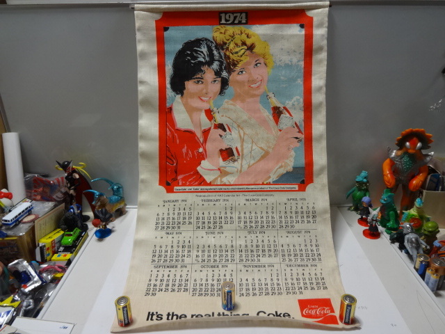 当時物 昭和レトロ 古い物 コカコーラ 1974年 カレンダー（布製） 未