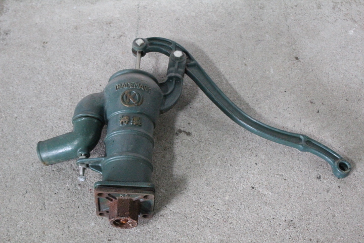 TB526レトロ 手押しポンプ 井戸ポンプ グリーン 手動/鉄製/アイアン  