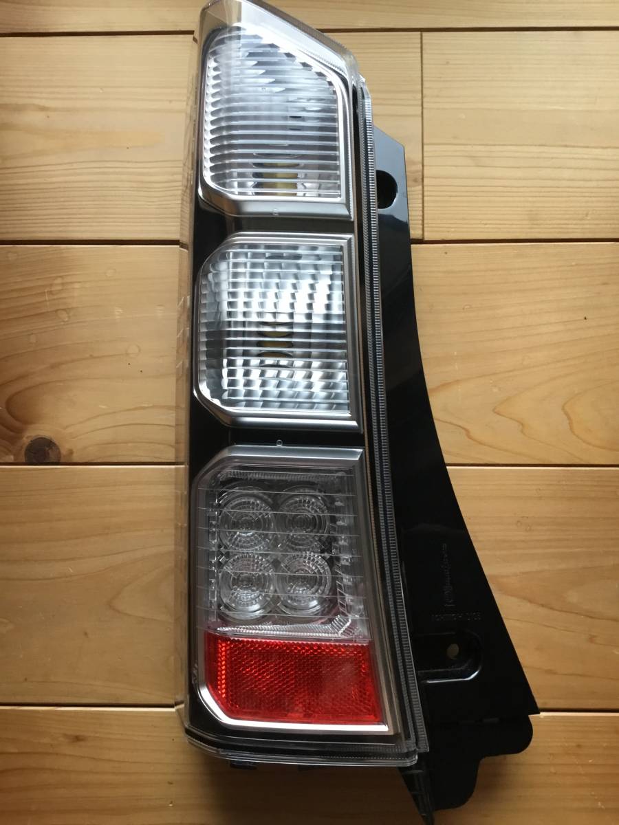 ホンダ　NBOX JF1 左側テールランプ　中古品