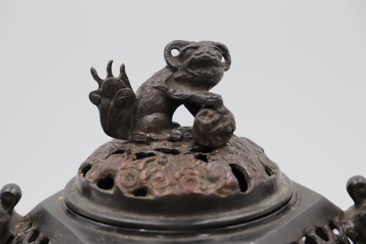 新作，正規品 大明宣徳 銘 銅製 獅子摘梅花透文蓋 獣耳