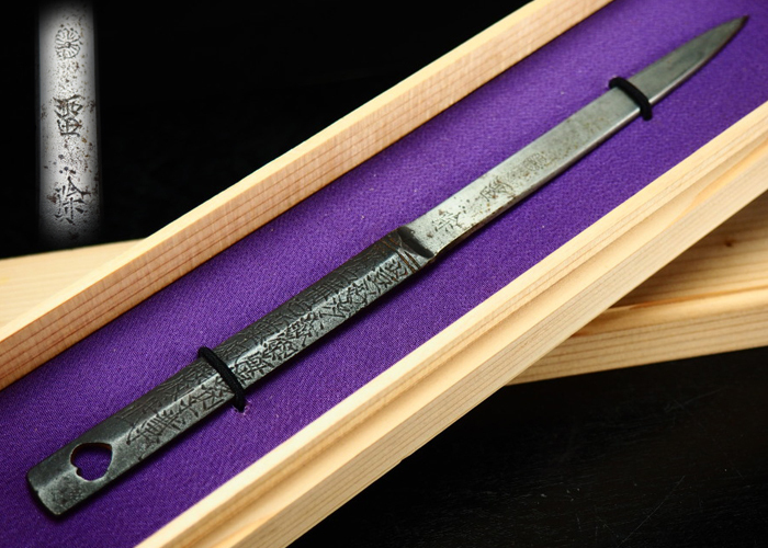 定番 治 時代刀装具 菊御紋 鉄製小刀 箱付 在銘 登録不要サイズ 全長20.7ｃｍ 小柄 笄 刀装具 武具 NX411(鍔、刀装具)｜売買されたオークション情報、yahooの商品情報をアーカイブ公開 - オークファン 鍔、刀装具