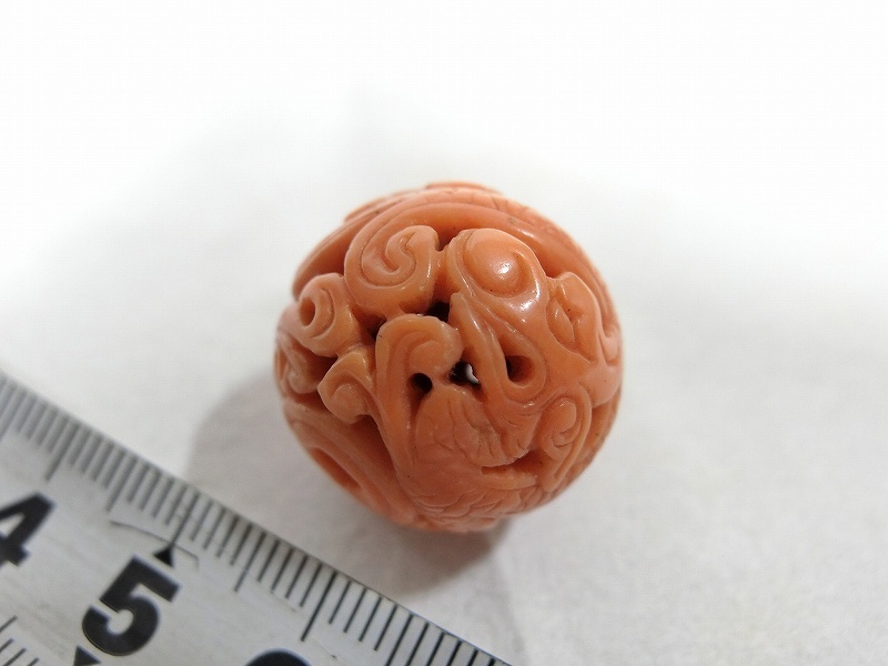 A2893 本珊瑚 桃色コーラル彫刻 透かし彫 龍文 緒締 丸玉約20mm径 根付