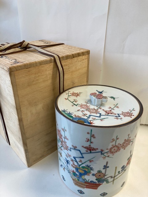 数量限定 柿右衛門様式 花鳥 筒水指 共箱付き ：筒型水指 茶道具 ：外径約15.8cm 高さ約17.2cm(水指)｜売買されたオークション情報、yahooの商品情報をアーカイブ公開 - オークファン 萩