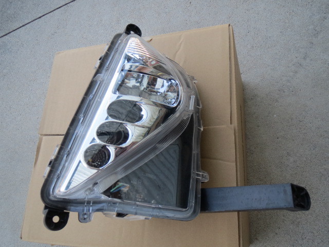 トヨタ50系プリウスZVW5 0 81210-47030 プリウス 81210-47030 ZVW50 右フォグランプ 純正 LED 前期 0 トヨタ50
