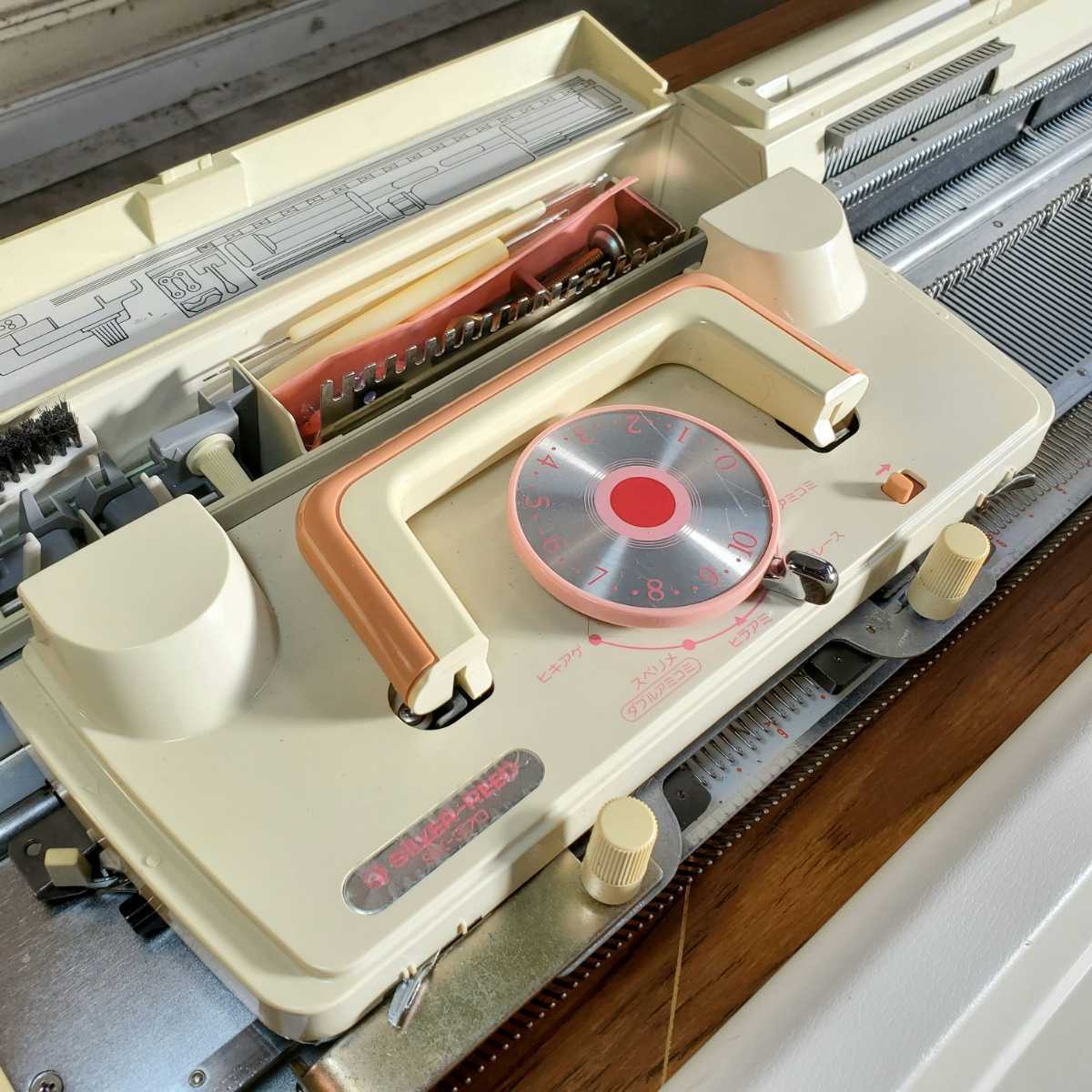 編み機、編機、編み物、シルバー編み機3.6㎜ピッチ(細機)パンチカード 
