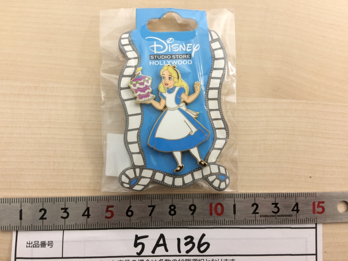 ディズニー 海外 ハリウッドスタジオ ストア 不思議の国のアリス ピンバッジ 5a136 60 ディズニー 売買されたオークション情報 Yahooの商品情報をアーカイブ公開 オークファン Aucfan Com