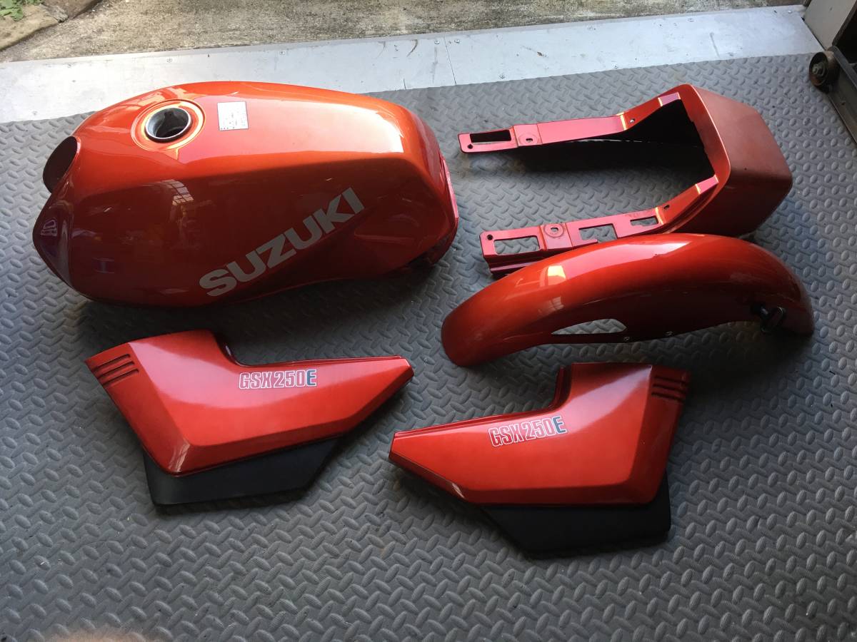 スズキ gsx250e ゴキ 純正 外装一式 タンク サイドカバー スズキ gsx250e ゴキ 純正 外装一式 タンク サイドカバー