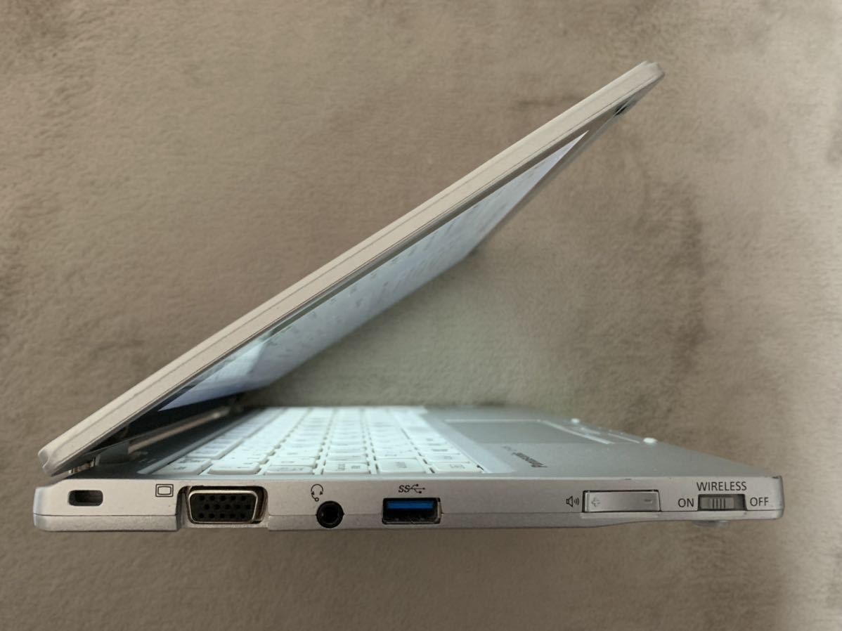中古ジャンク Panasonic CF-RZ6DDVS Core i5液晶表示部分変色、ワレ