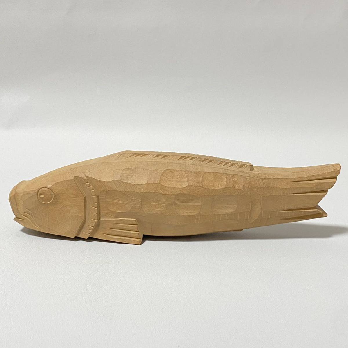 美品　木製　横山一夢　木彫　鯉　置物　共箱付き　オブジェ 横山一夢 木彫 鯉 共箱 ◎魚 時代物 彫刻 井波彫刻家 置物 オブジェ