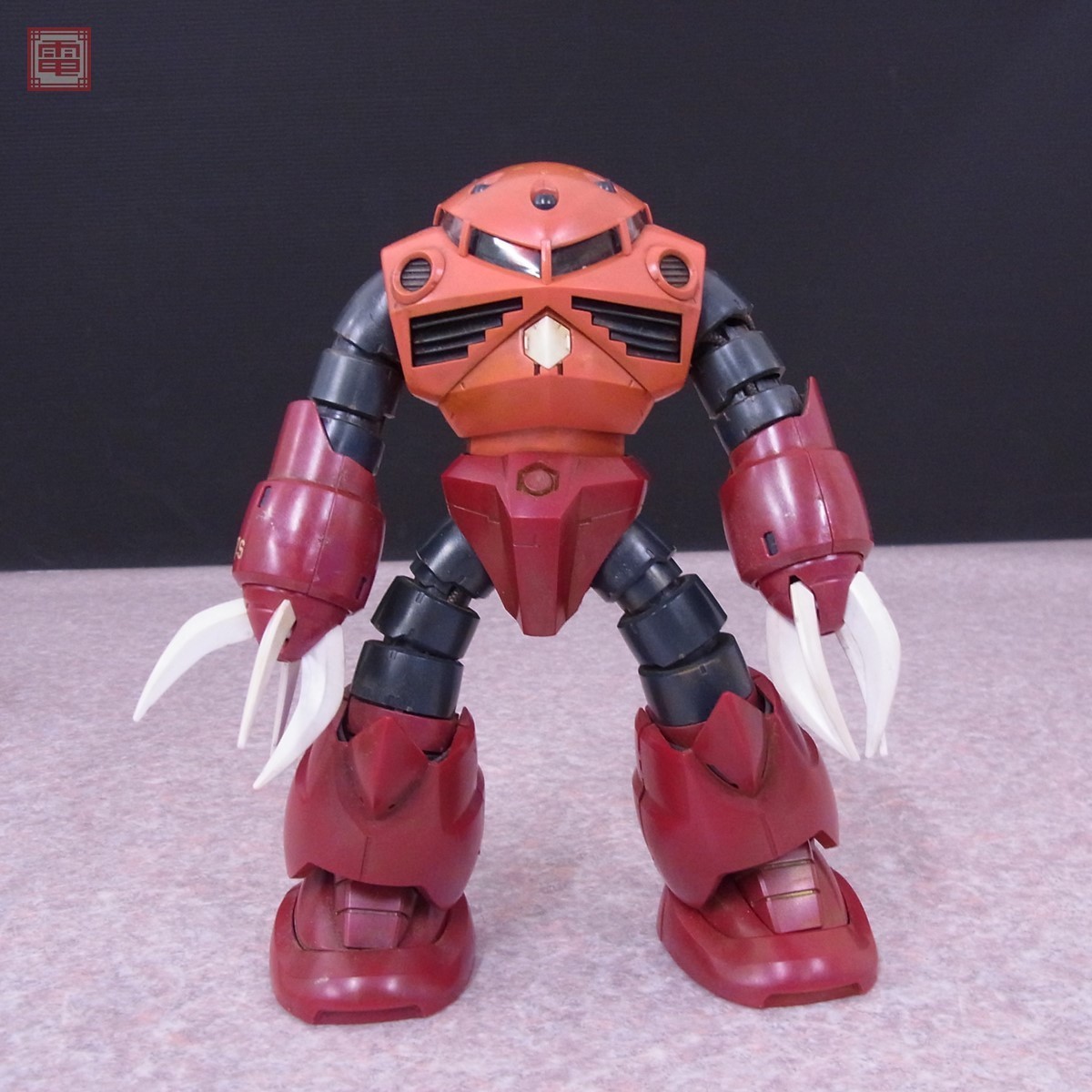 組立済 バンダイ MG 1/100 シャア専用ザク Ver.2.0/シャア専用ゲルググ