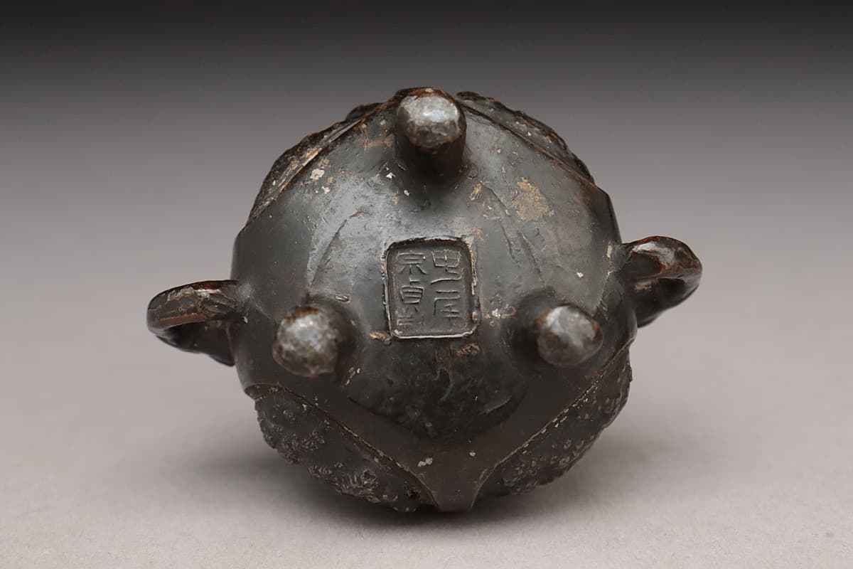 HT603 時代物【中尾宗貞 作】小振 銅製 花鳥盛上文 小香炉 高3.9cm 重