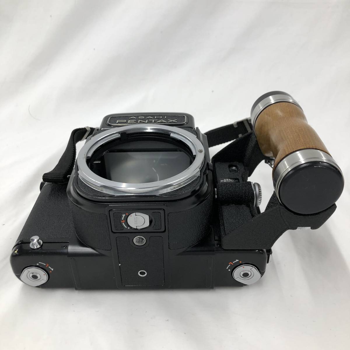 1232907】ASAHI PENTAX 6x7 カメラ 木製グリップ付き ストラップ付き