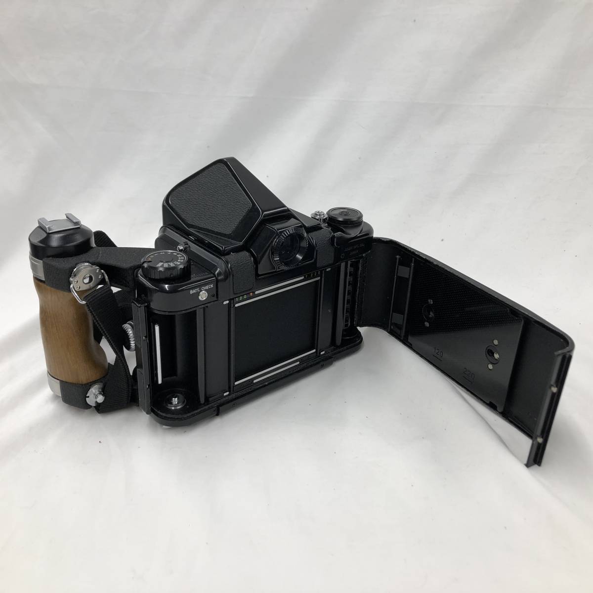 1232907】ASAHI PENTAX 6x7 カメラ 木製グリップ付き ストラップ付き