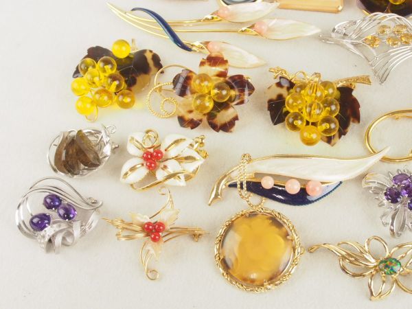 お得 ブローチ まとめて 豪華 50点以上 珊瑚 真珠 べっ甲 等 色石色々