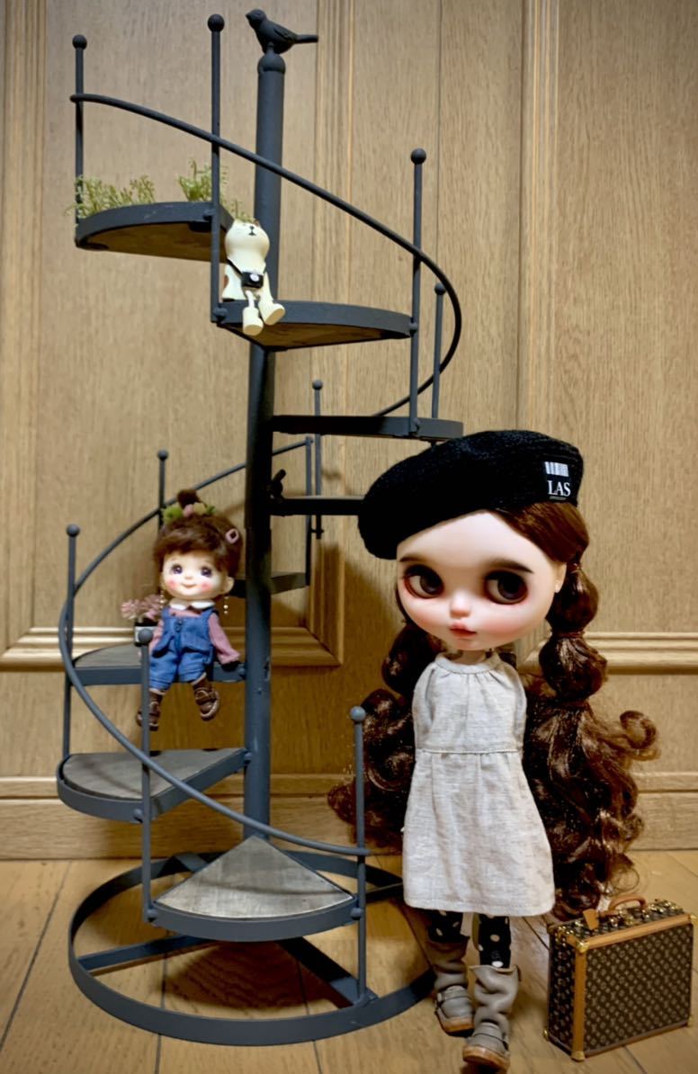 カスタムブライスやオビツ１１ねんどろいどどーる等のお洒落なインテリア家具ドールハウス撮影に アイアン螺旋階段シェルフ飾り棚単品 ドールハウス 売買されたオークション情報 Yahooの商品情報をアーカイブ公開 オークファン Aucfan Com
