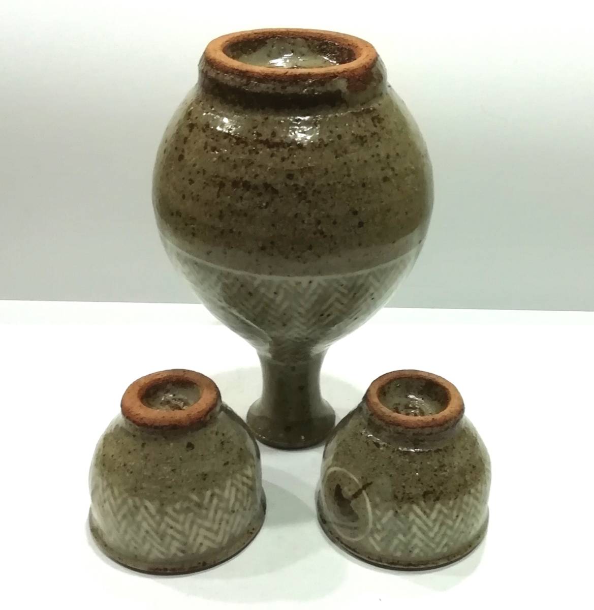 波】少し昔のレトロな益子焼の”象嵌酒器揃”（徳利とぐい呑2個）(益子