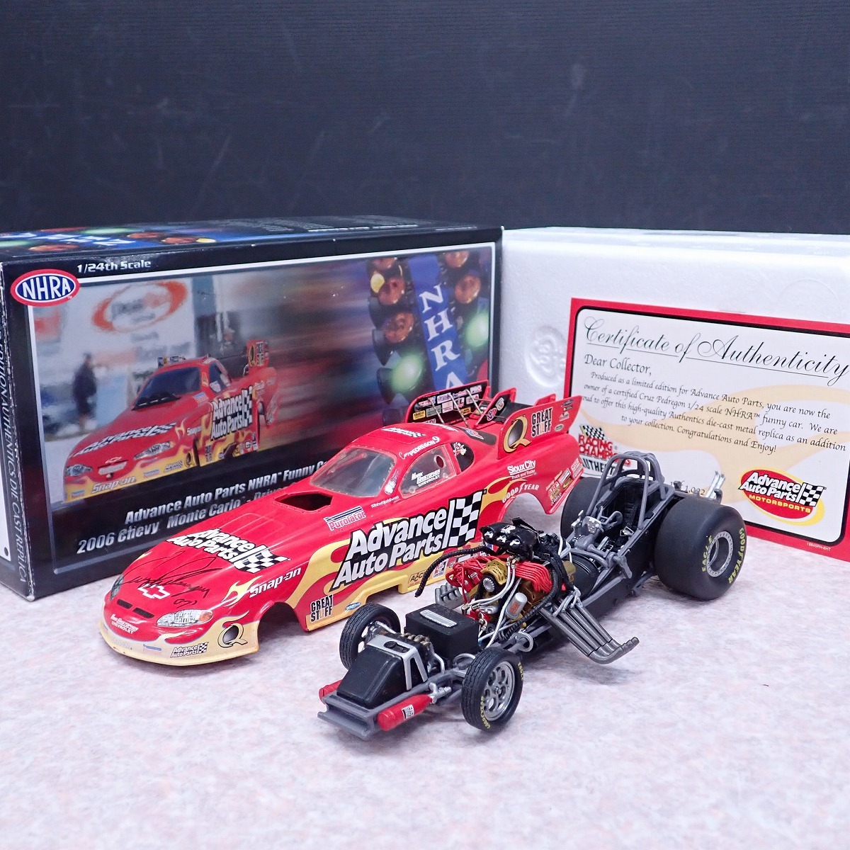 ☆レーシングチャンピオン 1/24 NHRA ファニーカー 2006 シェビー モンテカルロ ドライバー：クルス ペドレゴン サイン入り【GM；U1434