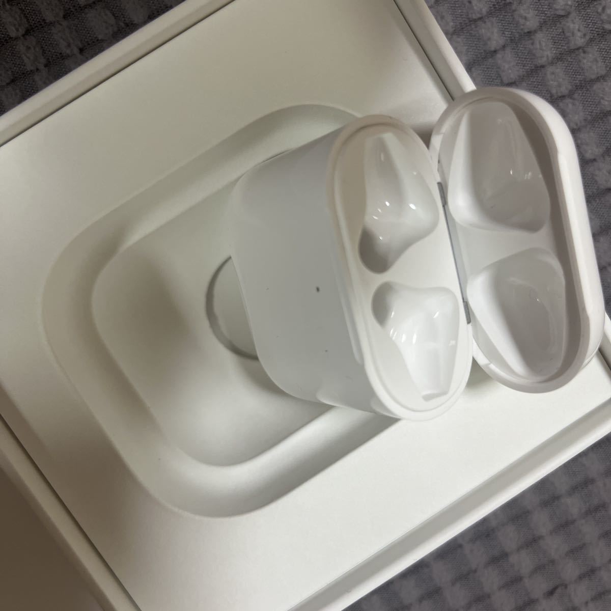 超美品、Apple Airpods第2世代。バッテリー持ちOK、A2031.A2032 