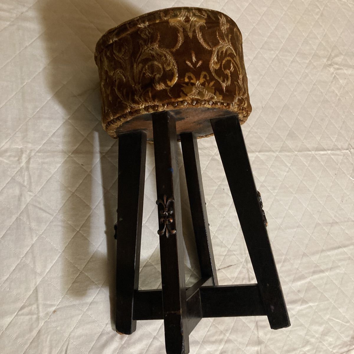 アンティーク .古い西洋の椅子.足は四ん脚.足に古い銅製の象嵌の飾り四個有ります.椅子.下の横幅.約33cm.椅子上の横幅約330. 5cm高さ55.2cm