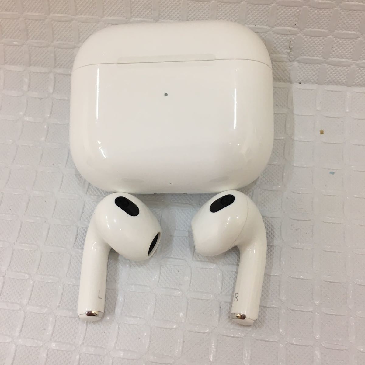 本物保証，セール AirPods 使用品 消毒済み 第3世代 Apple/アップル/エアーポッズ/ワイヤレスイヤホン/Bluetooth/ホワイト/本体/ケース/1276(イヤホン、ヘッドフォン)｜売買されたオークション情報、yahooの商品情報を アップル