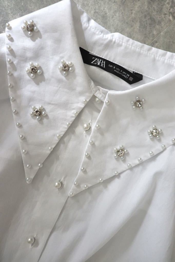 ザラ　パールボタン付き　アンティークフラワーブラウス　大人素敵スタイル ZARA ザラ 大人可愛い パールボタン シャツ ビッグカラー ブラウス 白