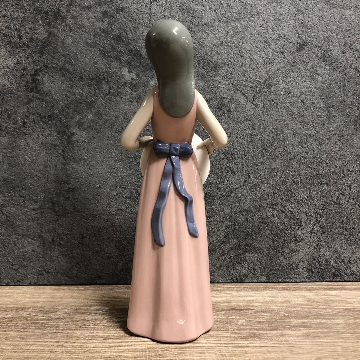 日本ンストア LLADRO リヤドロ 花だんの中で 帽子を持つ少女 5008