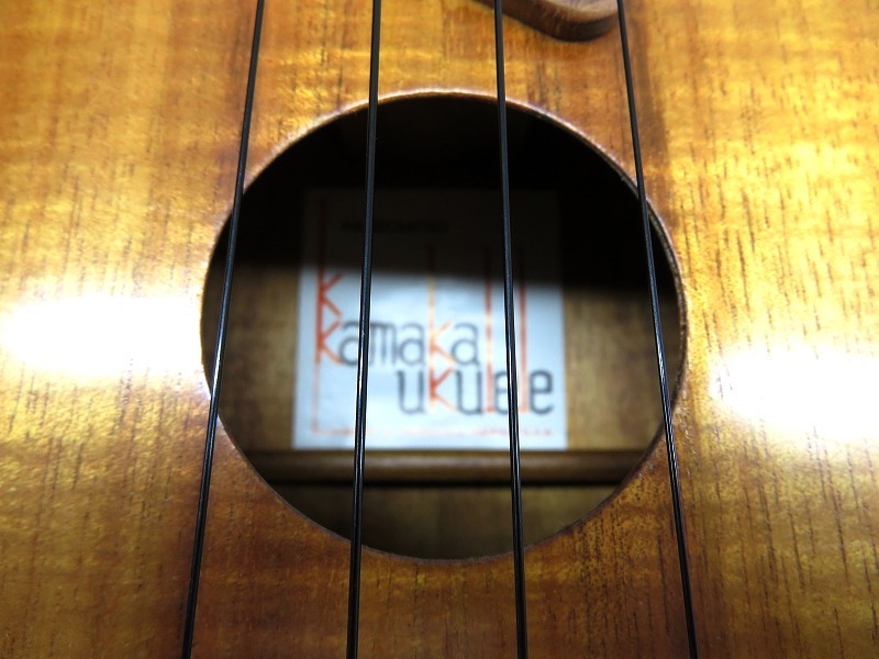 【管理G384】KAMAKA UKULELE　カマカ　ウクレレ　ホワイトラベル　ハードケース付き ホワイトラベル Kamaka カマカ 8弦 Vintage ホワイト
