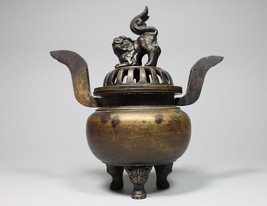 乾隆年製 銅製 金工細工『獅子文』香炉 象摘 象双耳 透かし蓋 三足香炉 銅製台 乾隆年製 銅製 金工細工『獅子文』香炉 象摘 象双耳 透かし蓋 三足香炉