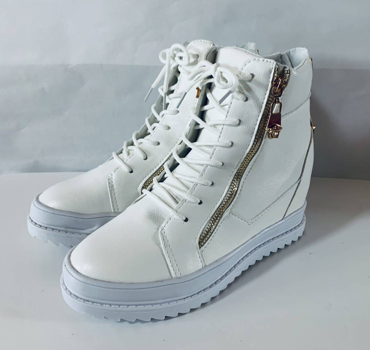 Gwセール 厚底ハイカットスニーカー インスソール入り 白 サイズ24 0ｃｍ レディース 美脚効果 ゴールドのファスナー 24 0cm 売買されたオークション情報 Yahooの商品情報をアーカイブ公開 オークファン Aucfan Com