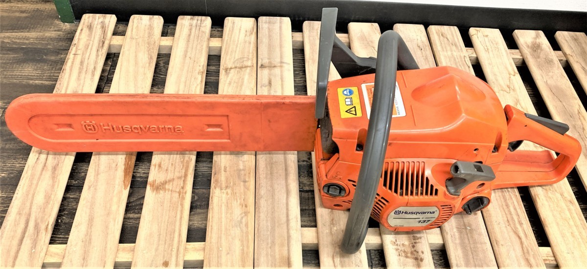 ◇伊勢原店◇【中古品】4-42 Husqvarna ハスクバーナAB・スウェーデン 137型 チェーンソー エンジンチェーンソー | ハスクバーナ スペシャル バイク選び ブログ一覧 中古・新車バイクの販売・買取バイク館SOX