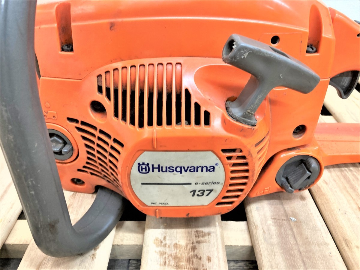◇伊勢原店◇【中古品】4-42 Husqvarna ハスクバーナAB・スウェーデン 137型 チェーンソー エンジンチェーンソー | ハスクバーナ スペシャル バイク選び ブログ一覧 中古・新車バイクの販売・買取バイク館SOX