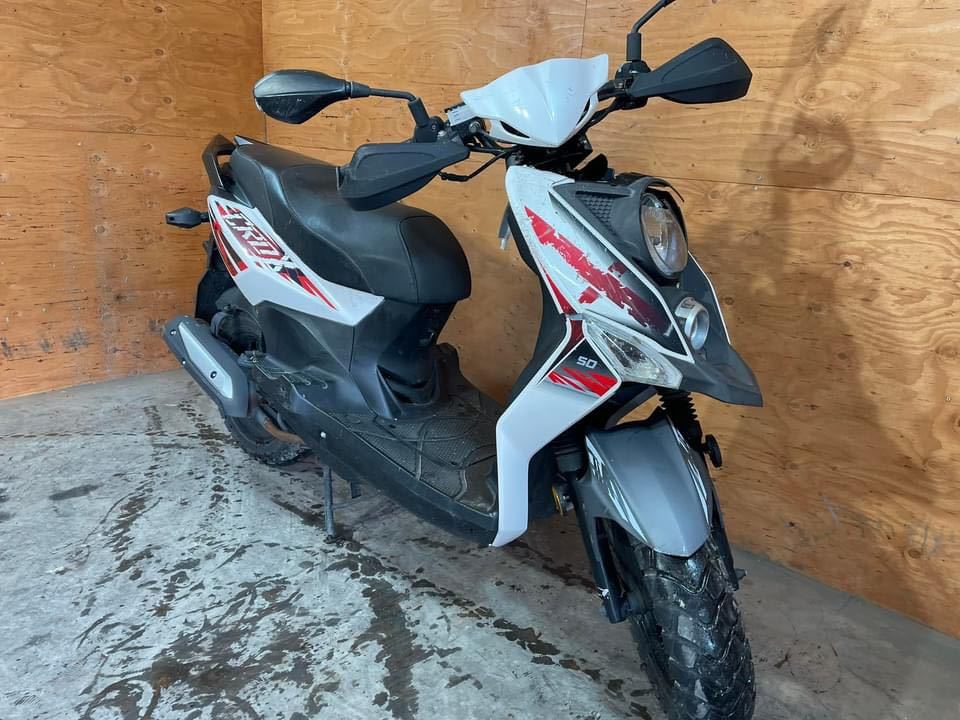 ★お支払い総額 3.0万円★ SYM KAZE50 サイドスタンド付き！ 集中キー 激安4スト原付入荷！ とにかく安い原付をお探しの方に♪ 関東圏内即日配送可能です！ ☆お支払総額 3.0万円☆ SYM KAZE50 サイドスタンド付き！ 集中キー