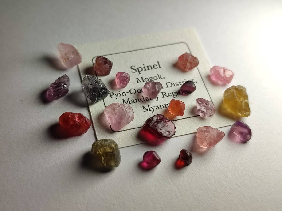 漂砂鉱床のスピネル Spinel ミャンマー・モゴック産 鉱物 ルース 原石