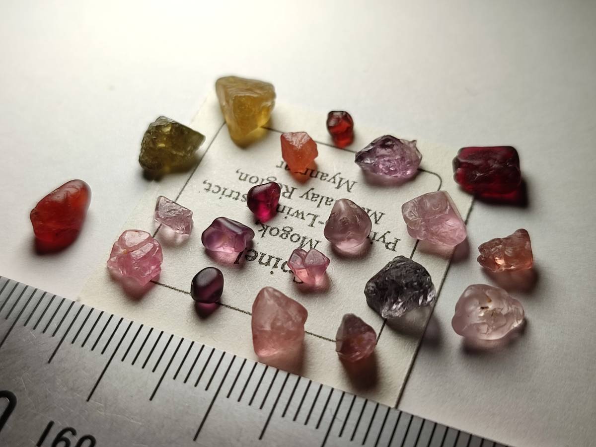 漂砂鉱床のスピネル Spinel ミャンマー・モゴック産 鉱物 ルース 原石