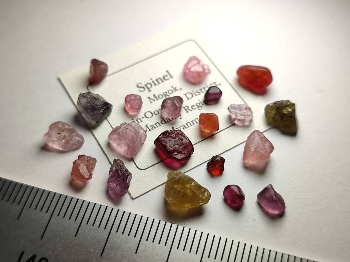 漂砂鉱床のスピネル Spinel ミャンマー・モゴック産 鉱物 ルース 原石