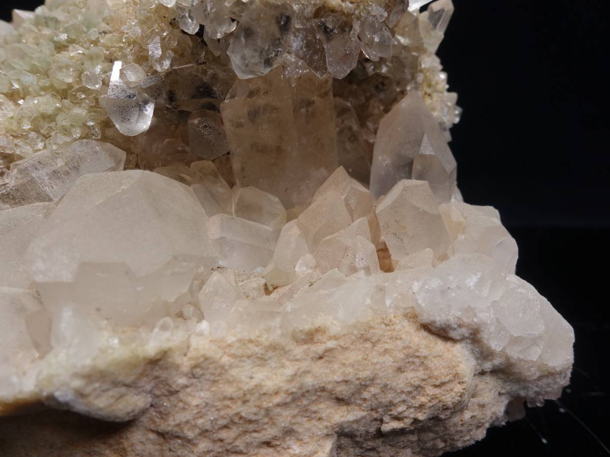 【鉱石】　ヒマラヤ　水晶クラスター　高さ：11cm　横幅：19cm　重量：1.6kg　●　パワーストーン　鑑賞石　2204331