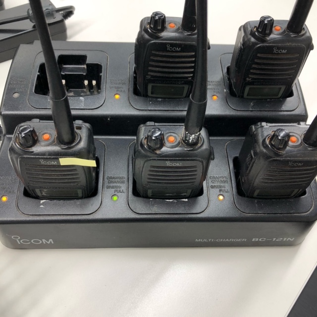 【安い，お得】 IC-UH37CTM BP-220N 4台+訳あり1台セット 24時間待受確認済 充電器 BC-121N アイコム トランシーバー 登録局 デジタル 管理番号：6300(ハンディ)｜売買されたオークション情報、yahooの商品情報をアー ハンディ