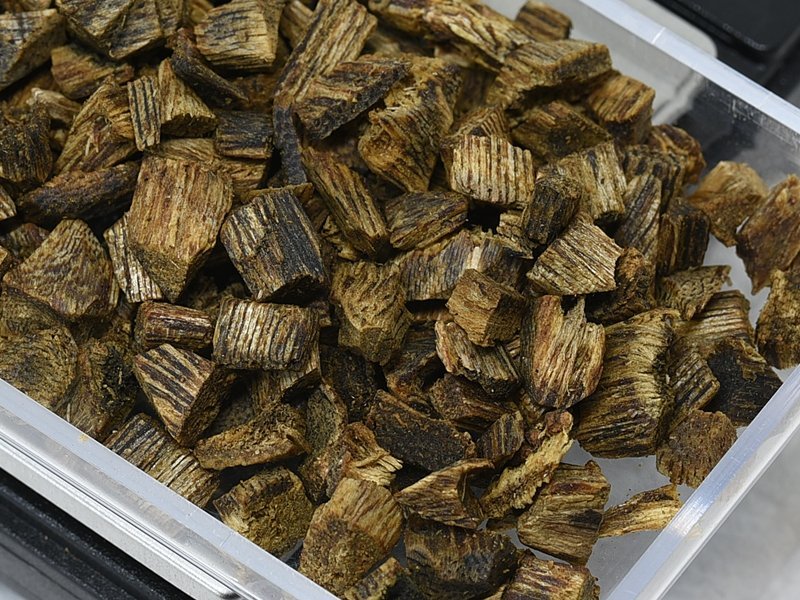 訳あり【緑油伽羅 粗刻み】約8.5g 伽羅 キャラ 香木 お香 原木 蘭奢待 