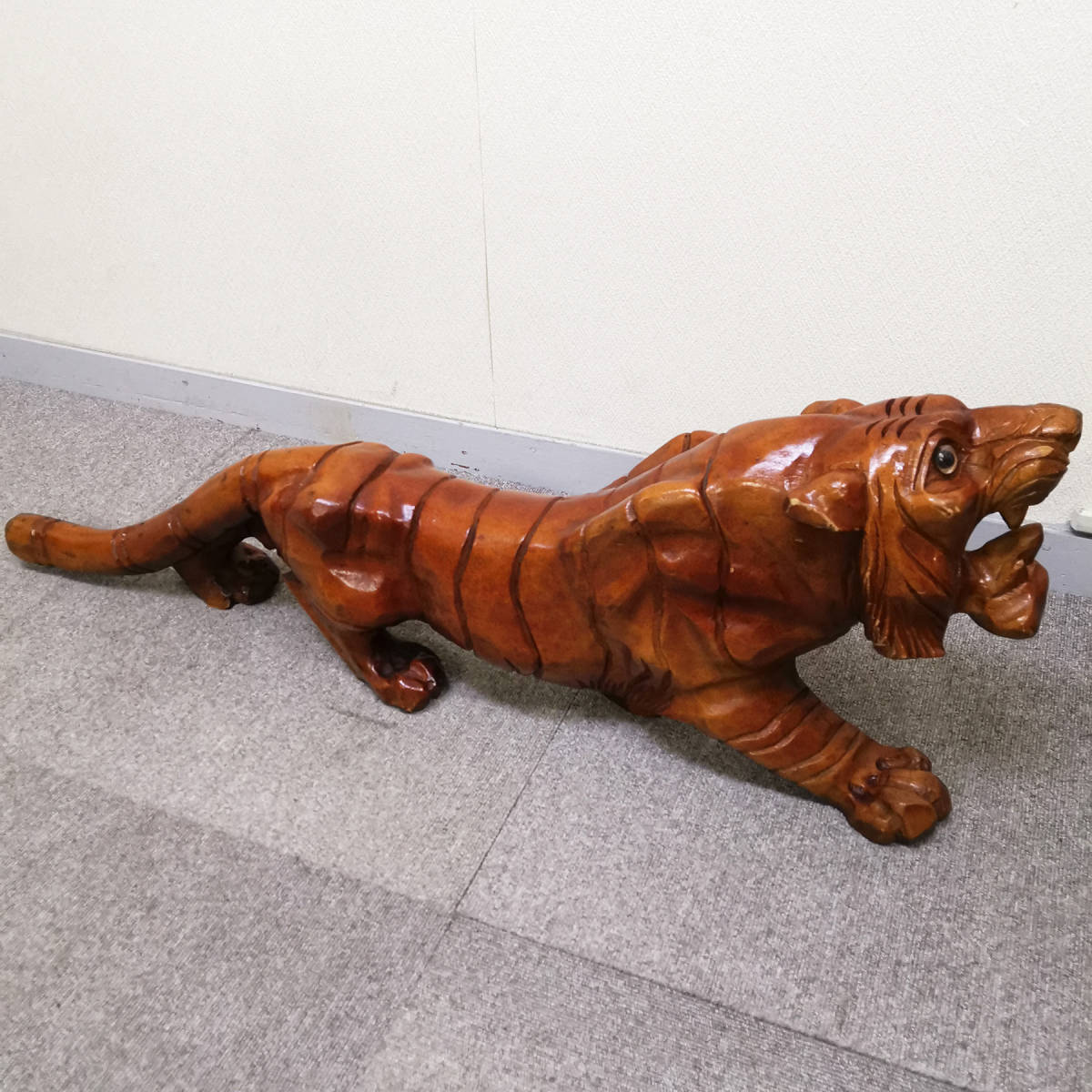 虎 寅 トラ 木製彫刻 置物 一木彫り置物 長さ約90cm・高さ約32cm・幅約 