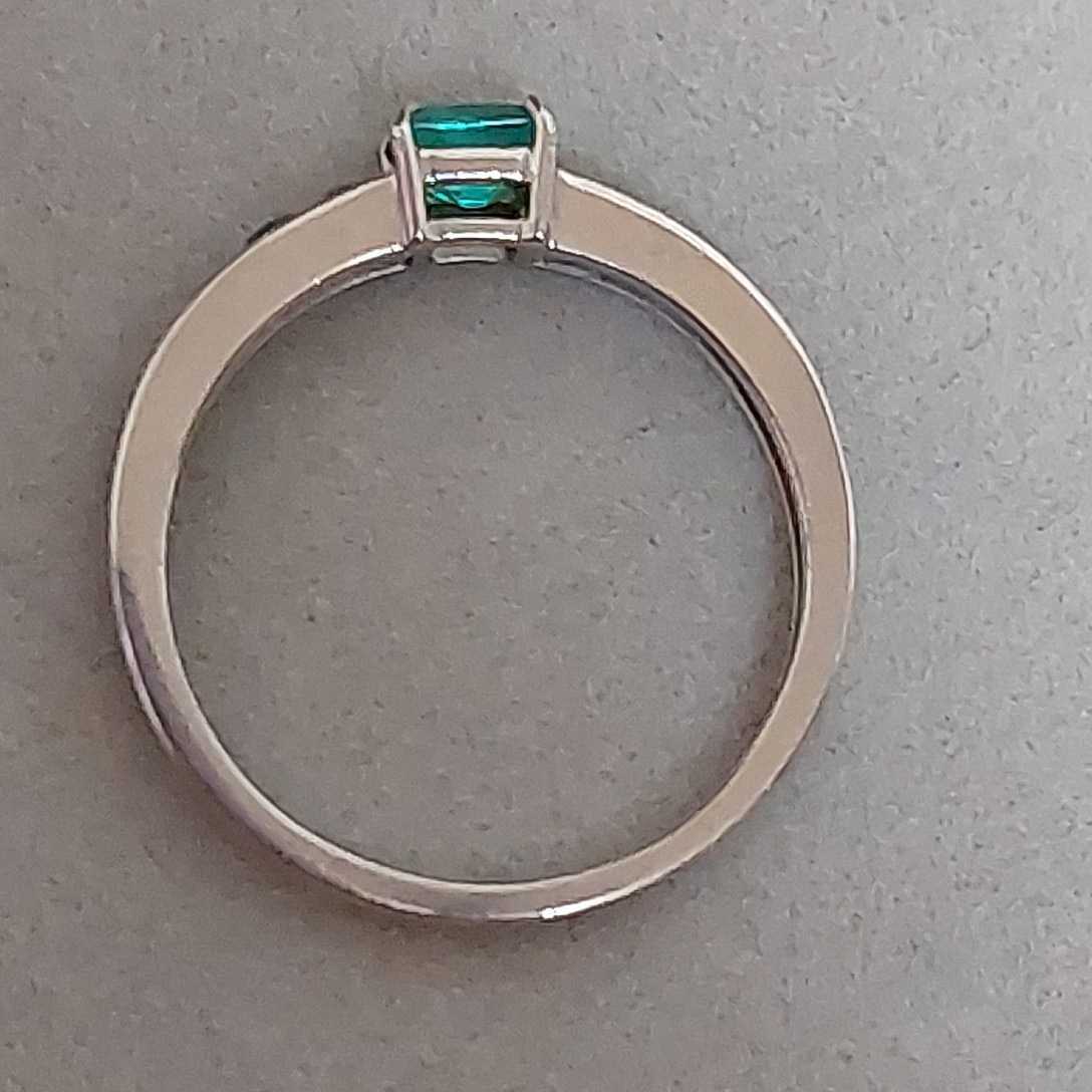 1000円スタート☆PT950 エメラルド0.28ct/0.23ct デザインリング 約3.9 