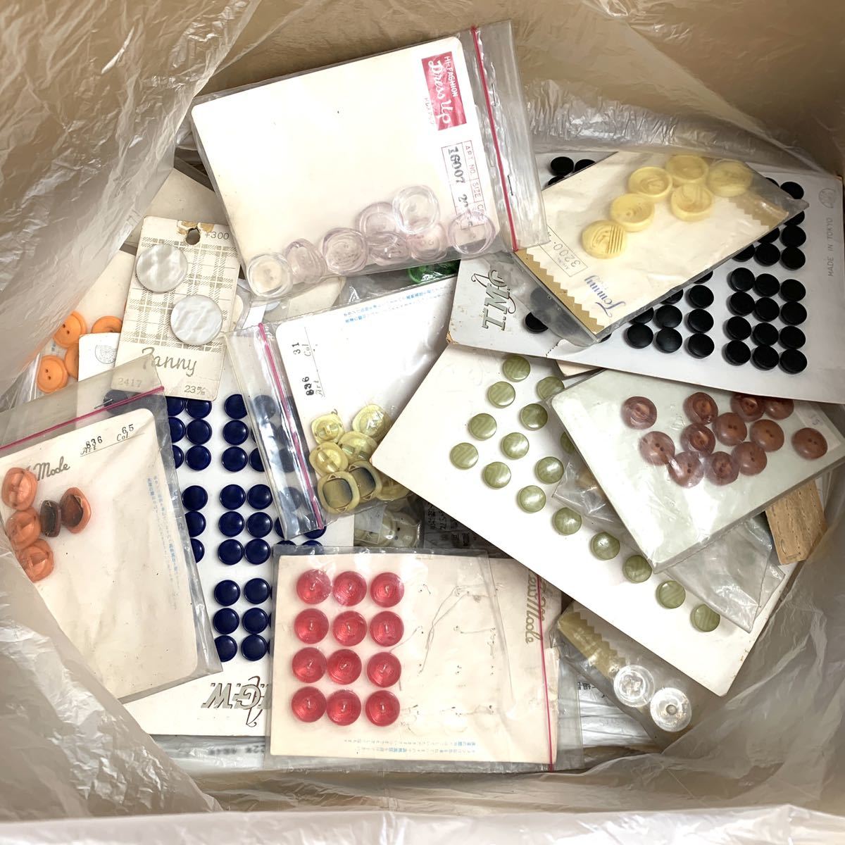 手芸用品 ボタン 昭和 当時物 レトロボタン 大量 まとめ売り レトロポップ アンティーク ヴィンテージ ぼたん 裁縫 手芸 おまとめ