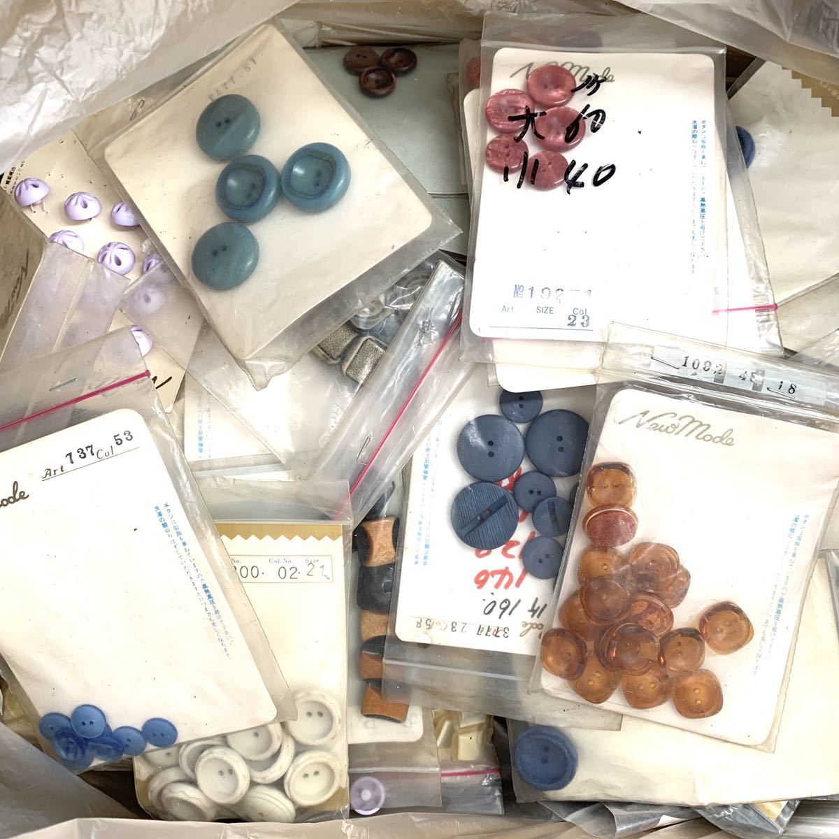 手芸用品 ボタン 昭和 当時物 レトロボタン 大量 まとめ売り レトロポップ アンティーク ヴィンテージ ぼたん 裁縫 手芸 おまとめ