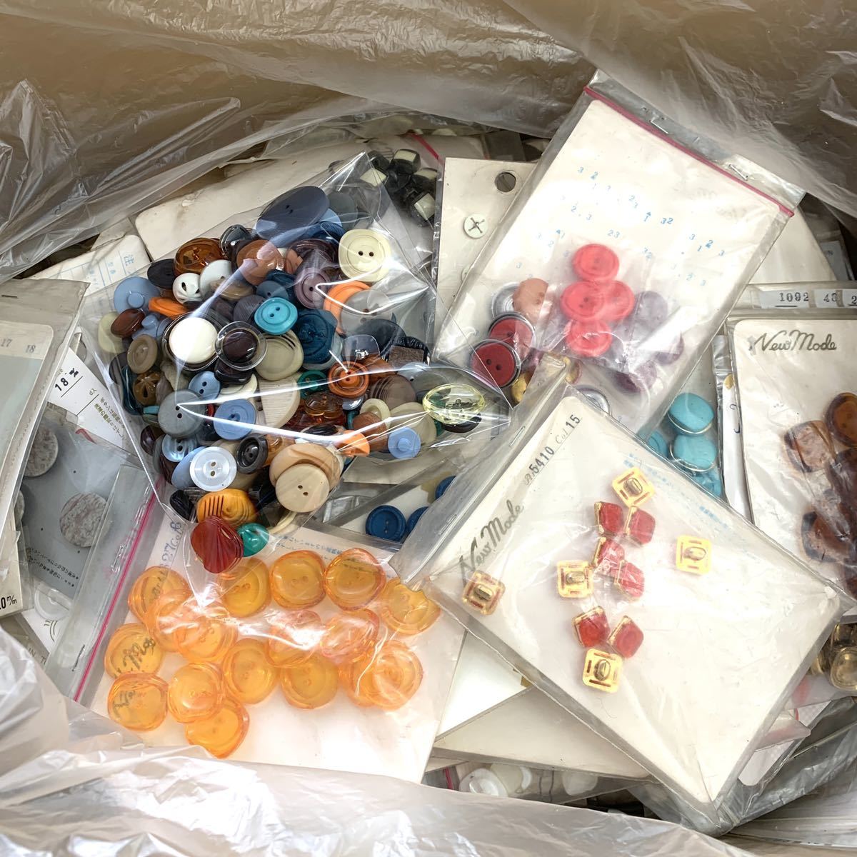 手芸用品 ボタン 昭和 当時物 レトロボタン 大量 まとめ売り レトロポップ アンティーク ヴィンテージ ぼたん 裁縫 手芸 おまとめ