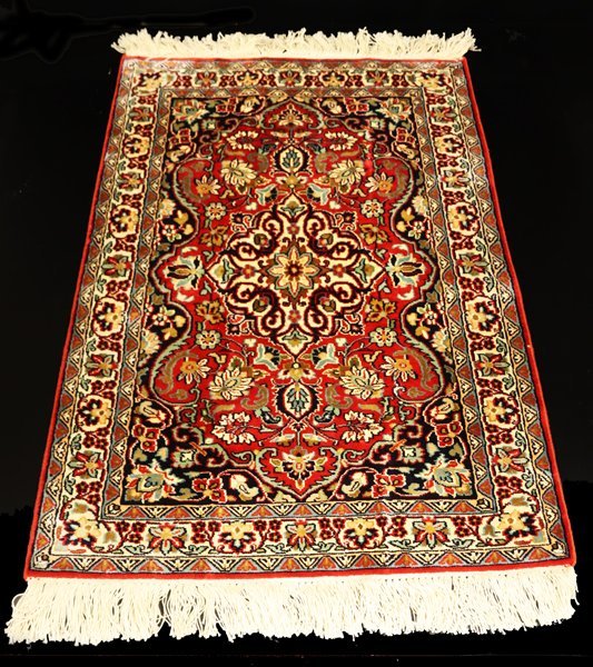 【魁】最高級ペルシャ絨毯 本物保証 クム産 シルク100％ 81万ノット 88.5×63㎝ レッドメダリオン柄 未使用極美品